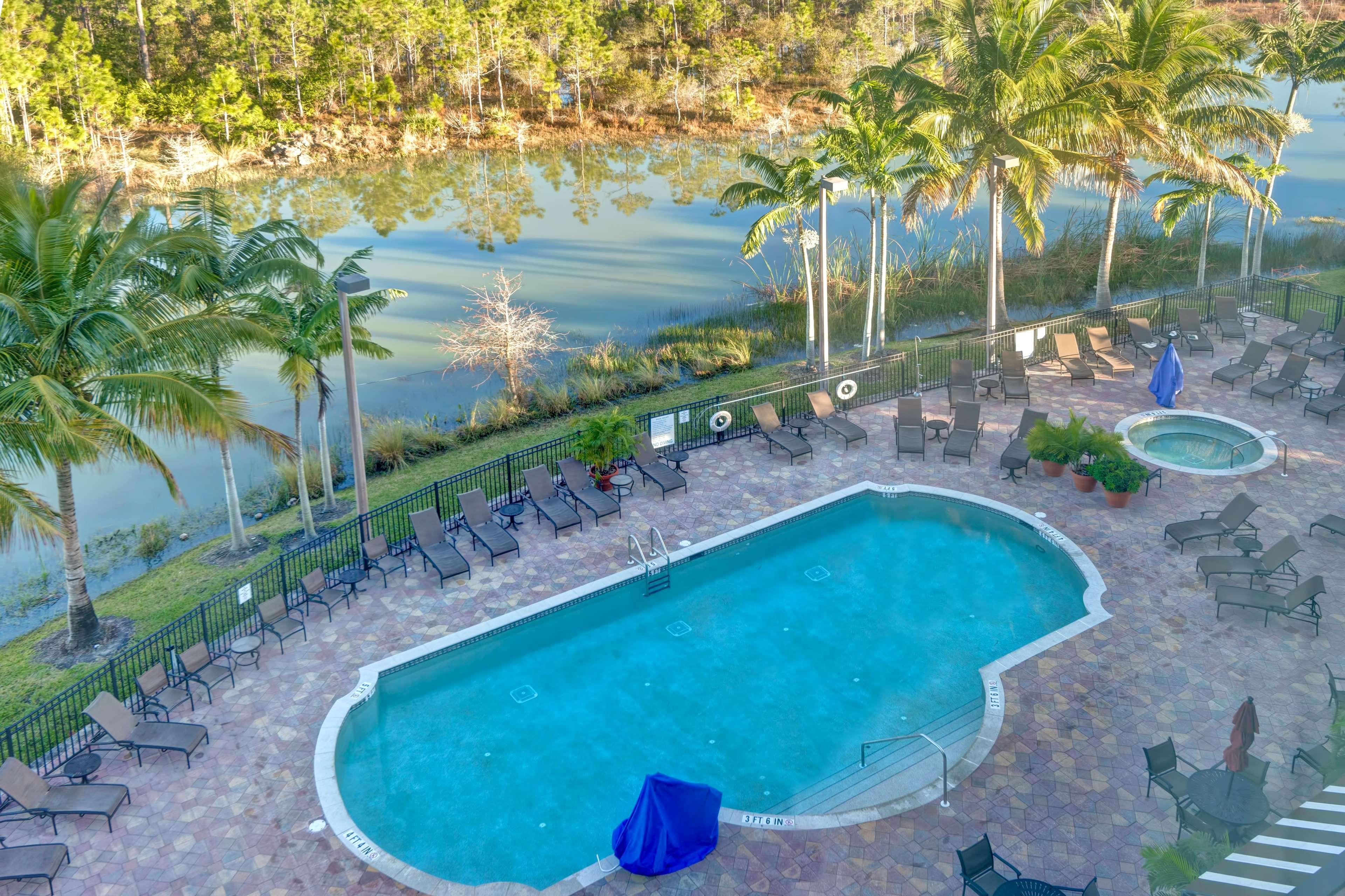 Embassy Suites Fort Myers - Естеро Екстер'єр фото