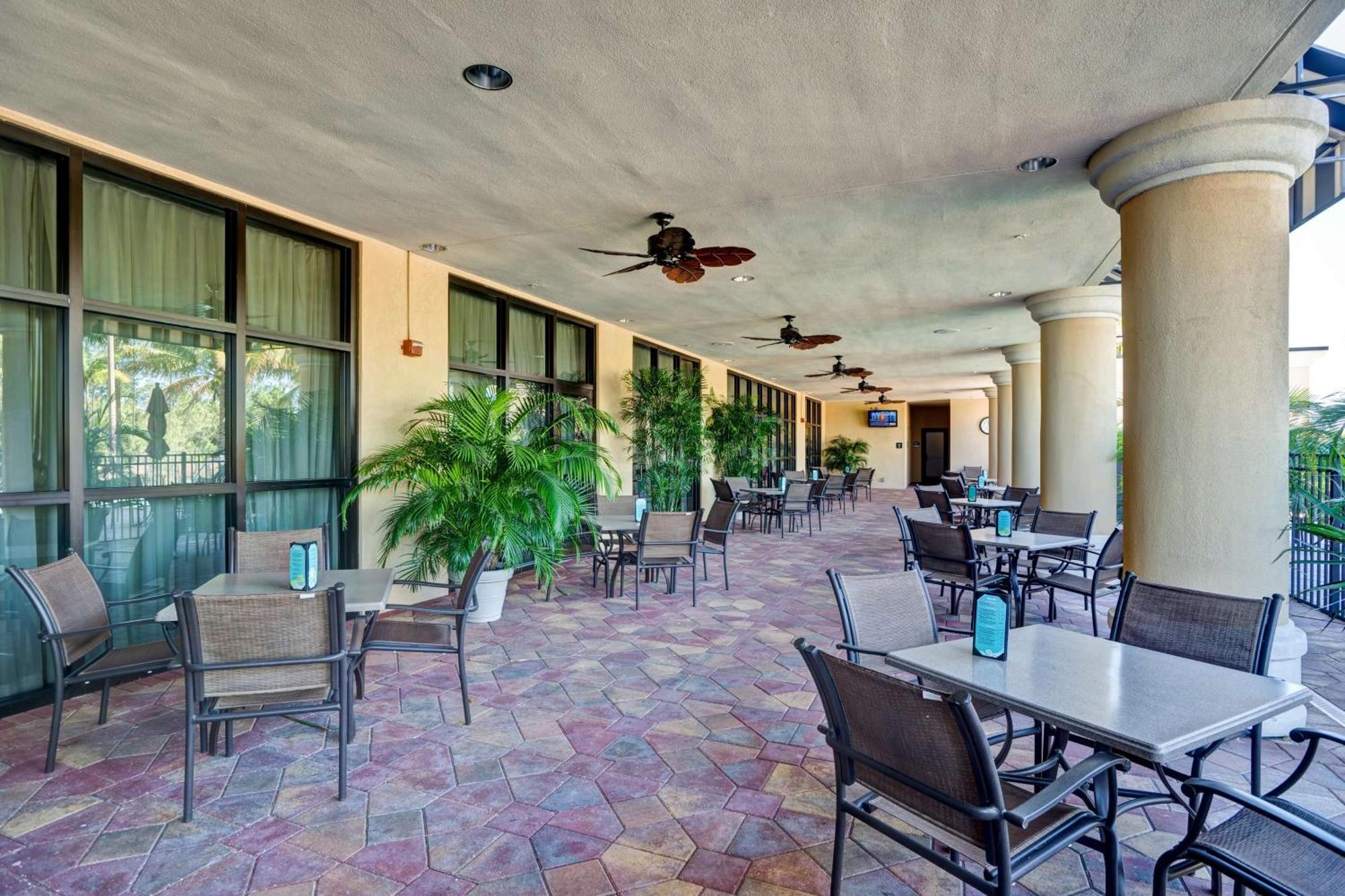 Embassy Suites Fort Myers - Естеро Екстер'єр фото