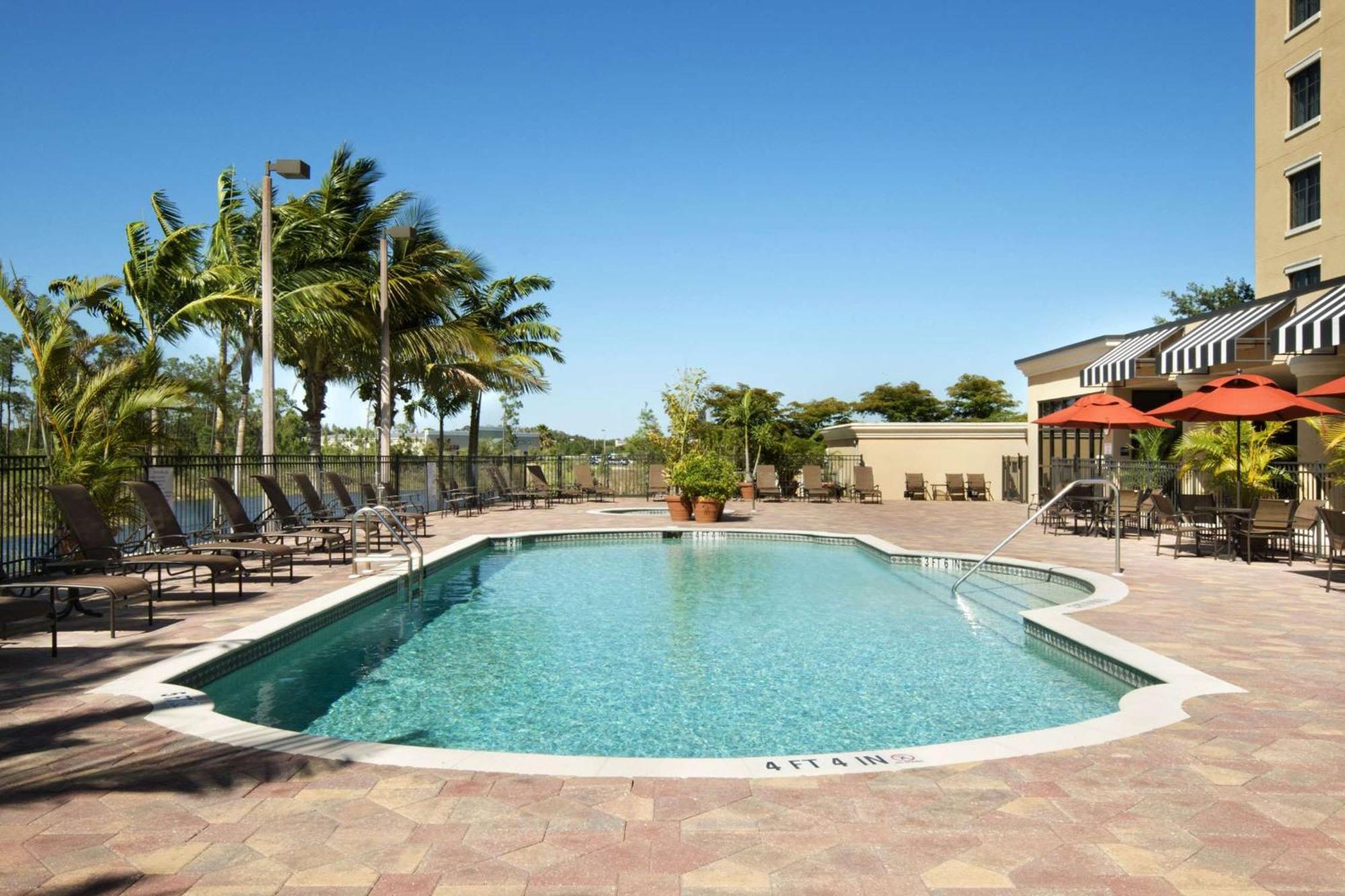 Embassy Suites Fort Myers - Естеро Екстер'єр фото