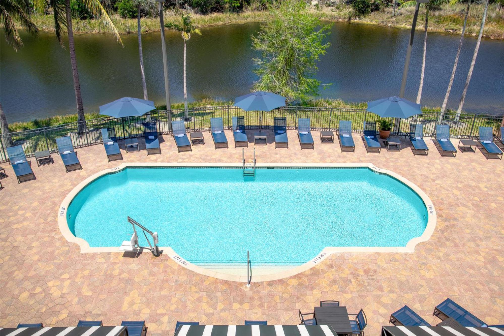 Embassy Suites Fort Myers - Естеро Екстер'єр фото