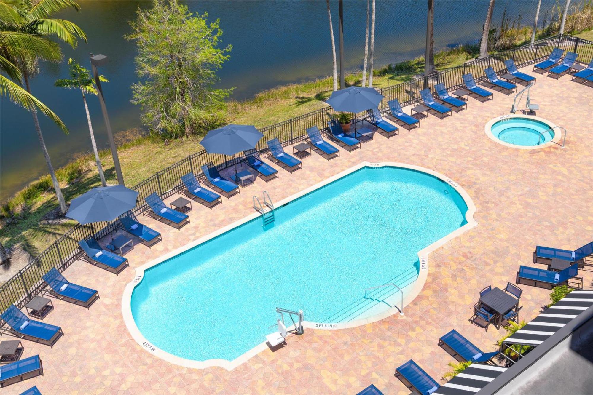 Embassy Suites Fort Myers - Естеро Екстер'єр фото