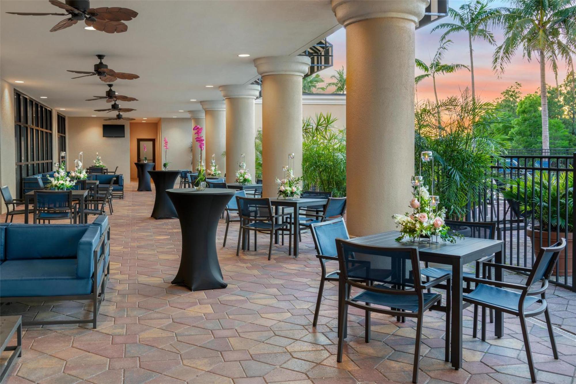Embassy Suites Fort Myers - Естеро Екстер'єр фото